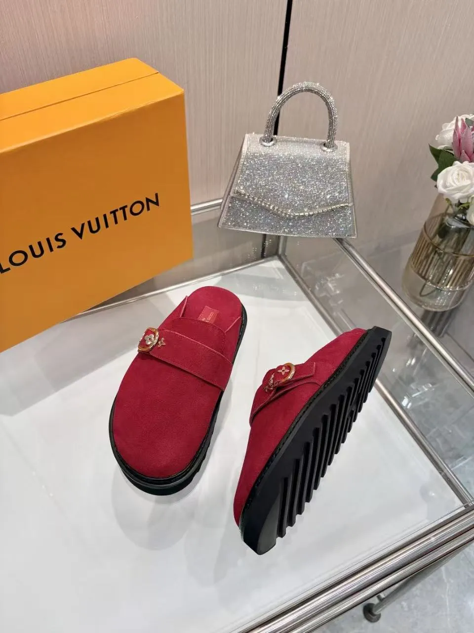 👟👟Ex-factory price 440👟👟 lv's new Baotou half-drag winterbreak comfert flat slippers lv letter and monogram floral embellished leather pattern, with sheepskin lining, suitable for indoor and outdoor wear. The water table is made of high-density foam material, which is light and comfortable. The sole has a certain thickness and the heightening effect is also good! Boutique size:35-46